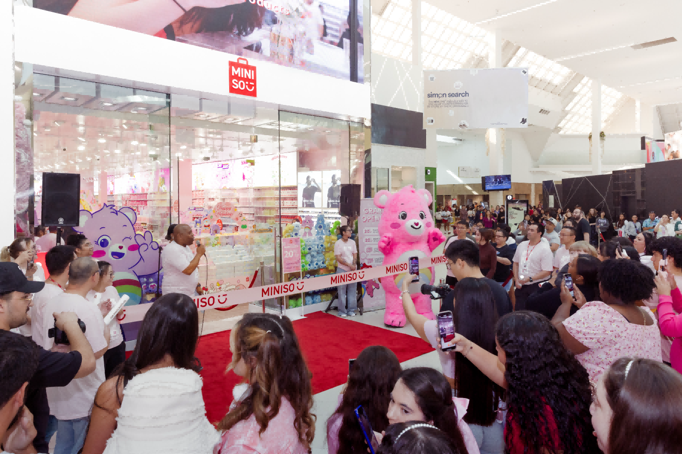 名創優品美國第100家門店開業，
品牌出海再創新高度