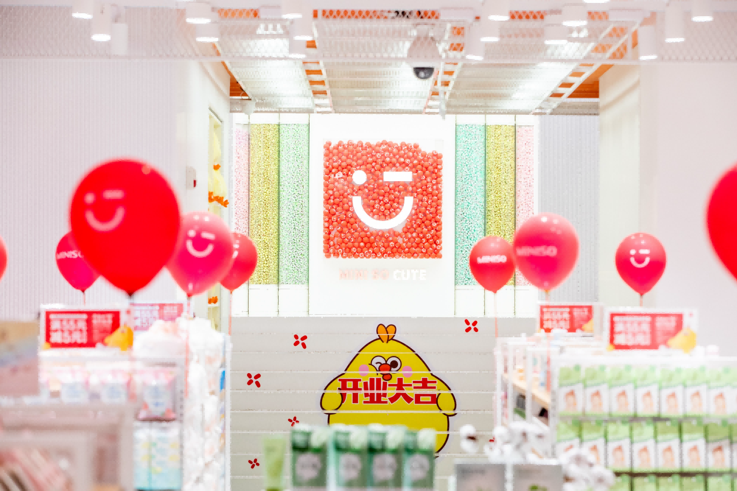 名創優品全國首家旗艦店亮相成都，
助力城市消費提質升級