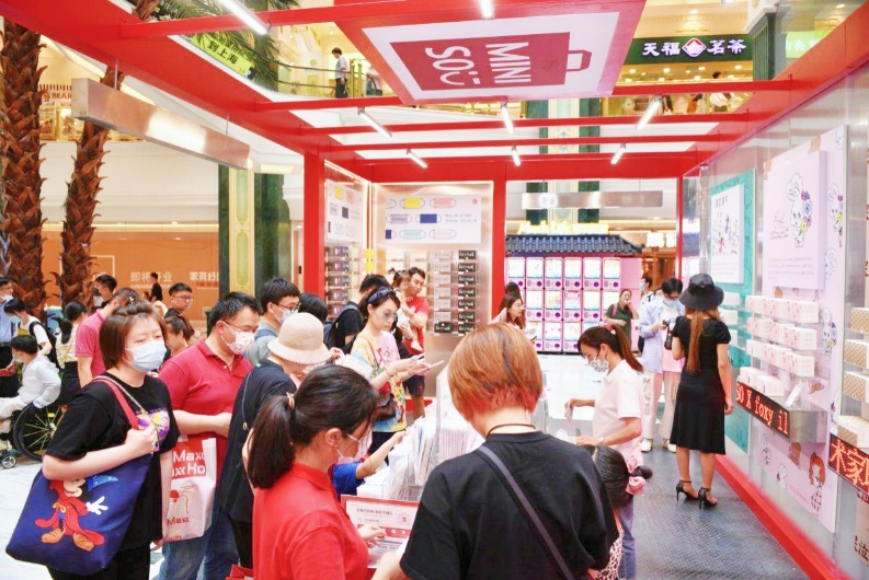 名創優品首推藝術家聯名款口罩，
打造單品類“店+展”模式