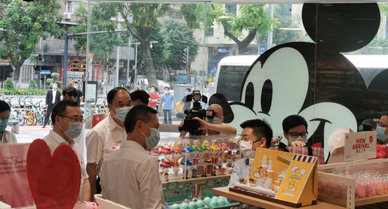 廣州市市委書記張碩輔一行蒞臨名創(chuàng)優(yōu)品調(diào)研企業(yè)復(fù)工復(fù)產(chǎn)工作
