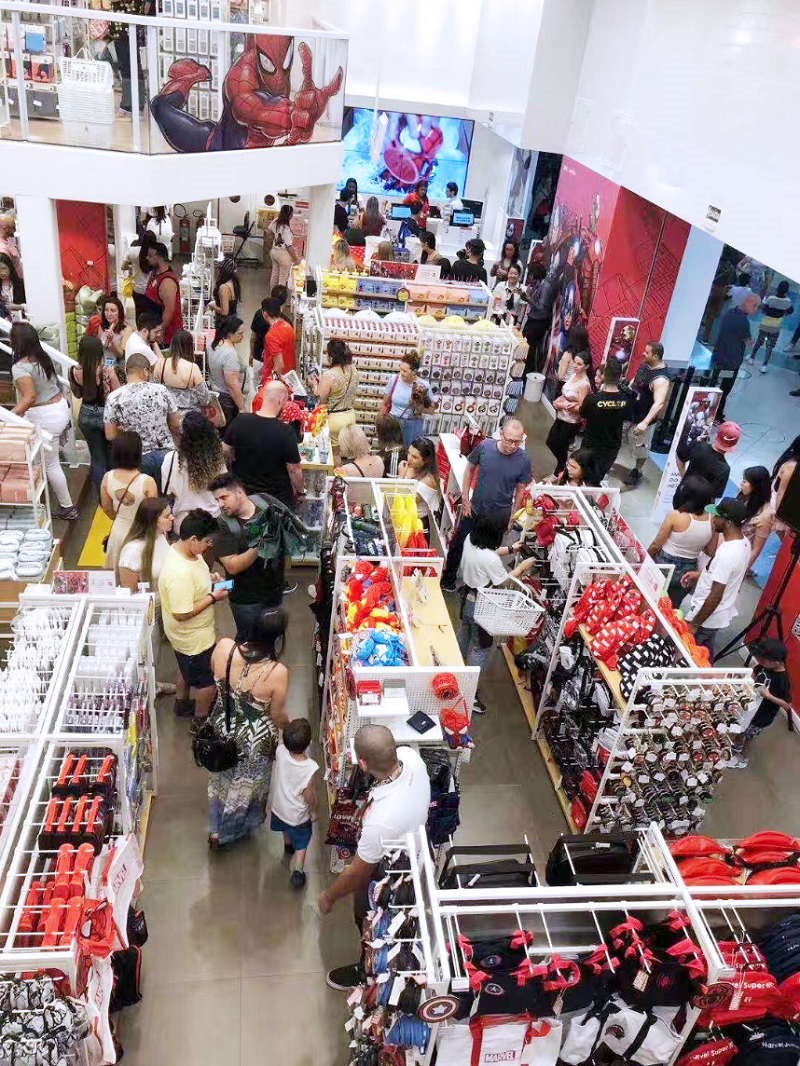 4店同開，名創優品×漫威IP黑金店
強勢入駐巴西