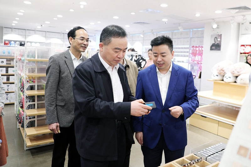 荔灣區政協主席樊伯歡蒞臨我司調研 
贊揚名創優品創新成果及發展成就